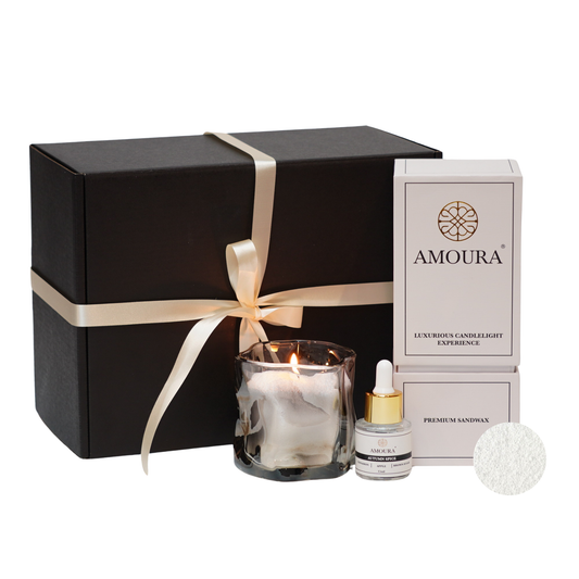 De giftset van Amoura Seasonal Elegance. Een limited edition giftset speciaal voor deze herfst/winter. Gevuld met 500 gram Polar Glow premium sandwax, Amoura's signature vase en de autumn space scent.